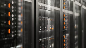 Blick in ein modernes Rechenzentrum mit mehreren Serverschränken