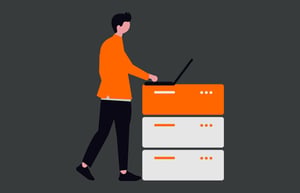 Person am Laptop auf einem Server