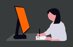 Person am Laptop mit Notizen