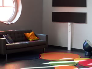 Einladender Wartebereich mit Designmöbeln und farblichen Akzenten.