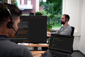 IT-Support-Team bei der Bearbeitung von Kundenanfragen am Bildschirm.