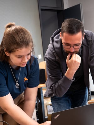 2 Menschen arbeiten gemeinsam am Laptop